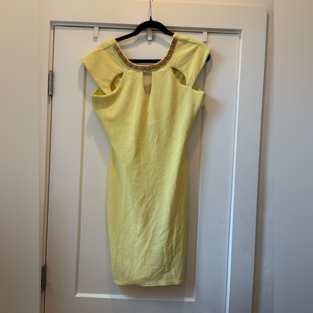 Elegant Yellow Dress with Gold Accents‎